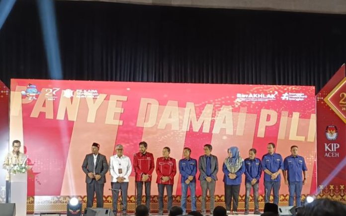 Deklarasi Pilkada Damai Romantisnya Bustami dan Mualem di Atas Panggung Deklarasi Pilkada Damai Deklarasi Pilkada Damai di ballroom Hotel The Pade, Lampeuneurut, Aceh Besar, Selasa malam (24/9/2024). Foto: Komparatif.ID/Muhajir Juli.