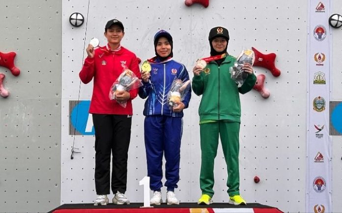 Mulai Atlet Olimpiade Hingga Ofisal Puji Gelaran PON XXI di Aceh Atlet panjat tebing asal Bali Desak (kiri) bersama Rajiah Sallsabillah (tengah), dan Amanda Narda Mutia (kanan) berfoto bersama usai medal ceremony PON XXI Aceh-Sumut 2024 di Stadion Harapan Bangsa, Banda Aceh, (12/9/2024). Foto: Komparatif.ID/Fuad Saputra.