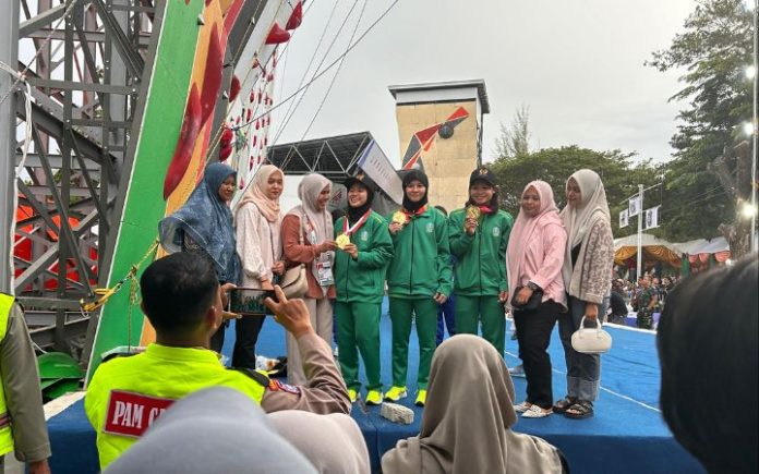 Jatim Rebut Emas Panjat Tebing Speed Relay Putri Jatim Rebut Emas Panjat Tebing Speed Relay Putri Jawa Timur raih emas cabor panjat tebing nomor speed relay putri yang berlangsung di kompleks Stadion Harapan Bangsa, Minggu (8/9/2024). Foto: Komparatif.ID/Fuad Saputra.