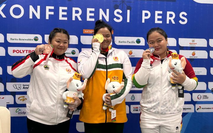 Peraih medali cabor angkat besi kelas 87 kg putri PON XXI Aceh-Sumut 2024. Ki-ka: Ayunda Risma Rayisyafitri (perunggu/Jawa Tengah), Firda Khairunnisa (emas/Kalimantan Timur), dan Maharani (perunggu/Riau). Foto: Komparatif.ID/Fuad Saputra.