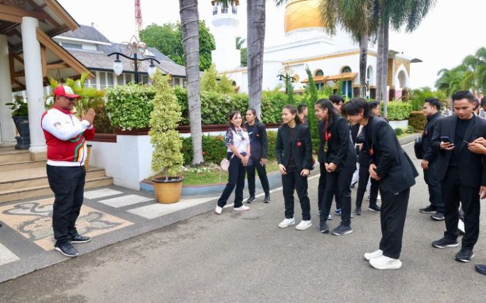 Hapkido Sultra Atlet Hapkido Sultra Puji Pelayanan Medis PON XXI di Aceh Kontingen atlet dan ofisial Hapkido Provinsi Sulawesi Utara (Sultra) saat bertemu Pj Gubernur Aceh Safrizal ZA di Meuligoe Gubernur, Banda Aceh, Jumat (13/9/2024). Foto: HO for Komparatif.ID.