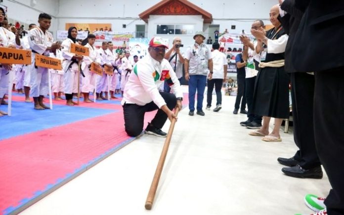 Diresmikan Safrizal, Cabor Shorinji Kempo PON XXI Dimulai Pj Gubernur Aceh buka pertandingan cabor Shorinji Kempo di GOR KONI Aceh, Selasa (17/9/2024). Foto: HO for Komparatif.ID.