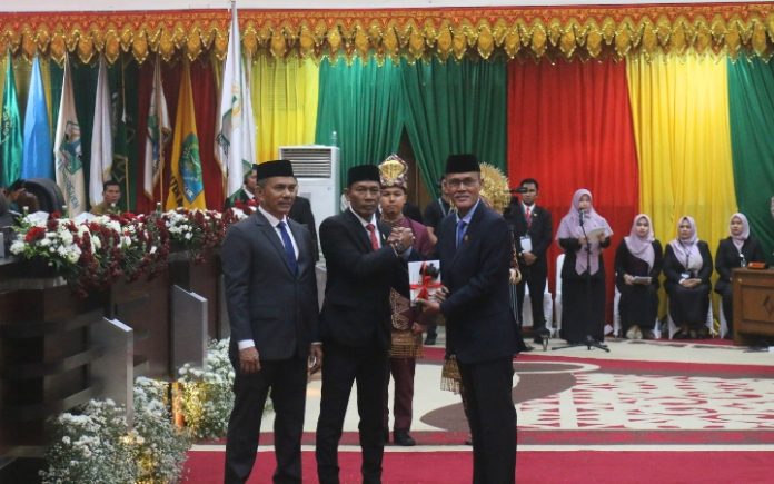 Ketua DPRA Sementara PA Tunjuk Zulfadhli Sebagai Ketua DPRA Sementara NasDem Ajukan Yah Fud Sebagai Wakil Ketua Wakil Ketua DPRA periode 2019-2024 Dalimi saat menyerahkan kepemimpinan DPRA kepada Ketua DPRA Sementara Zulfadhli dan Wakil Ketua DPRA Sementara Saifuddin Muhammad. Foto: Komparatif.ID/Fuad Saputra.