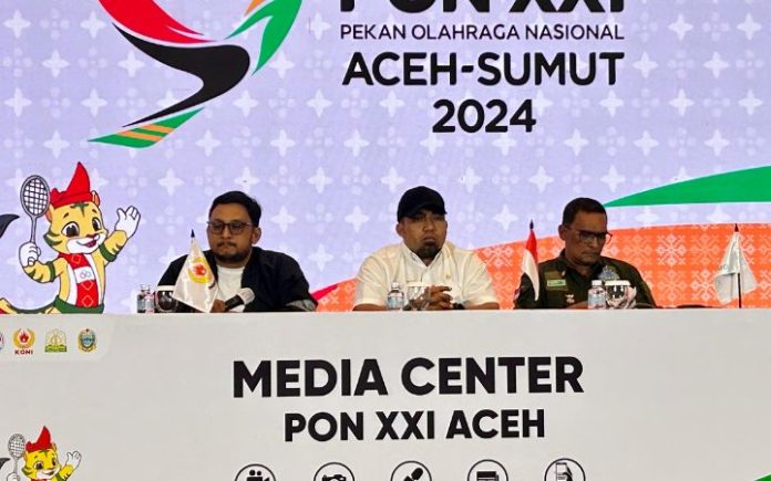 Meski Fasilitas Terbatas, Kurash Aceh Mampu Lampaui Target Ketum Pengprov Kurash Aceh Muhammad Iswanto (tengah) bersama Waketum Binpres Ferru S pada konferensi pers di media center PON, Banda Aceh, Minggu (15/9/2024). Foto: Komparatif.ID/Fuad Saputra.