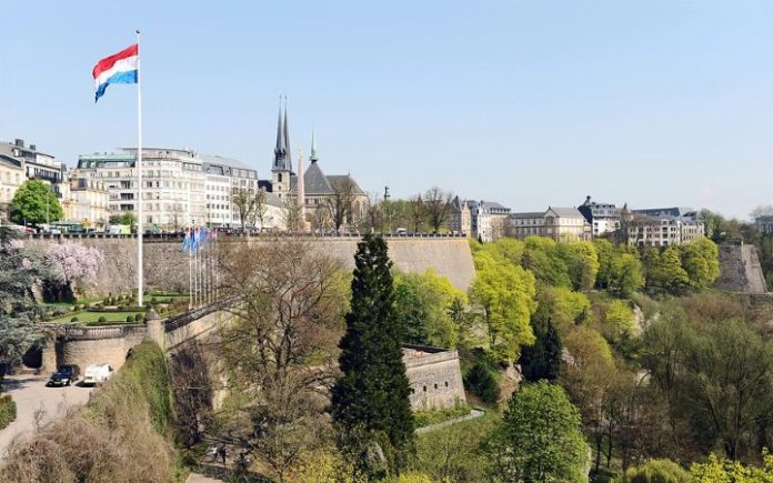 Luxembourg City Ingin Gaji Besar? Kamu Harus Bekerja di 10 Negara Ini Luxembourg City: Fortress with Bastion Beck, Monument du souvenir (Gëlle Fra) and Petrusse valley. Seen from Adolphe Bridge. Foto: Cayambe/Wikicommons.