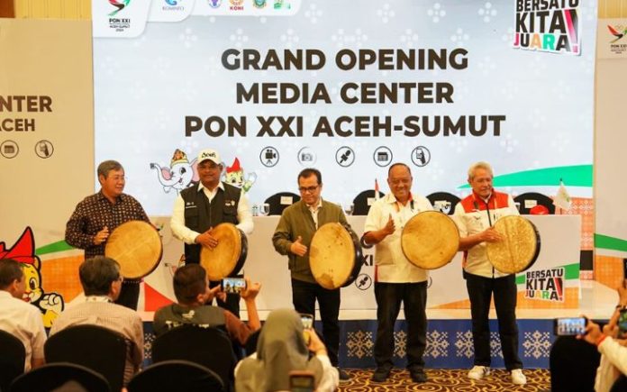 Media Center PON Nezar Patria Resmikan Media Center PON 2024 Wilayah Aceh Nezar Patria Resmikan Media Center PON 2024 Wilayah Aceh Wamenkominfo Nezar Patria bersama Pj Gubernur Aceh Safrizal ZA, dan Ketua Umum KONI Pusat Marciano Norman meresmikan Media Center di Hotel Hermes Palace, Banda Aceh, Minggu (8/9/2024) pagi. Foto: Kemenpora.