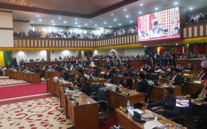 76 Anggota DPRA 2024-2029 Resmi Dilantik5 Caleg DPRA Terpilih MundurAnggota DPRA usai pelantikan dan pengambilan sumpah, Senin (30/9/2024). Foto: Komparatif.ID/Fuad Saputra.