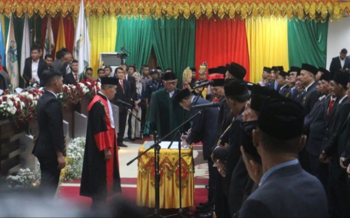 76 Anggota DPRA 2024-2029 Resmi Dilantik 5 Caleg DPRA Terpilih Mundur Kepala Pengadilan Tinggi Banda Aceh, Suharjono, saat memimpin pengambilan sumpah jabatan anggota DPRA periode 2024-2029, Senin (30/9/2024). Foto: Komparatif.ID/Fuad Saputra.