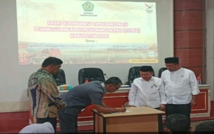 Atasi Kemiskinan, Pj Bupati Pidie Buka Rakor TKPKD Pj Bupati Pidie Samsul Azhar membuka rakor TKPKD 2024. Foto: HO for Komparatif.ID.