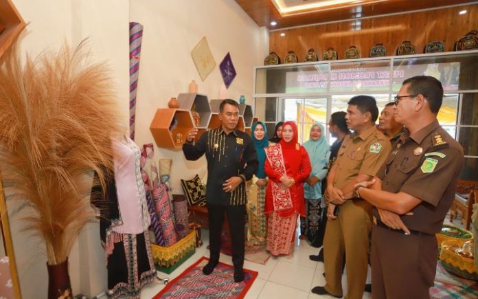 Pj Bupati Pidie (2) Pj Bupati Resmikan Pusat Promosi Kerajinan Dekranasda Pidie Pj Bupati Pidie Samsul Azhar usai meresmikan Pusat Promosi Kerajinan Dekranasda Pidie. Foto: HO for Komparatif.ID.