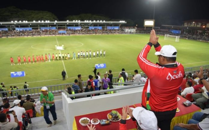 Bungkam Banten 3-2, Safrizal Langsung Serahkan Bonus Usai Laga Aceh Catat Kemenangan Perdana di Grup A PON XXI Pj Gubernur Aceh Safrizal ZA saat menyaksikan langsung laga perdana Grup A PON XXI antara Aceh vs Banten di Stadion H. Dimurthala Lampineung, Banda Aceh, Rabu (4/9/2024). Foto: HO for Komparatif.ID.