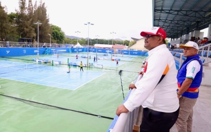 Pj Gubernur Aceh (1) Sejumlah Venue PON Rusak Akibat Hujan & Angin Kencang Pj Gubernur Aceh Sebut PB PON Segera Perbaiki Kerusakan Venue Pj Gubernur Aceh Safrizal ZA inspeksi sejumlah venue PON XXI yang rusak akibat hujan dan angin kencang. Foto: HO for Komparatif.ID.