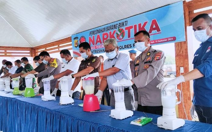 Polres Pidie (3) Polres Pidie Musnahkan 5,7 Kg Sabu & 1.475 Batang Ganja Polres Pidie musnahkan barang bukti narkotika hasil pengungkapan periode Januari-September 2024. Foto: HO for Komparatif.ID.