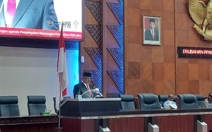 Safrizal ZA Sampaikan Rancangan Perubahan KUA-PPAS 2024 di DPRA Pj Gubernur Aceh Safrizal ZA saat menyampaikan KUA-PPAS 2024 di rapat paripurna DPRA, Kamis (19/9/2024). Foto: Komparatif.ID/Rizki Aulia Ramadan.