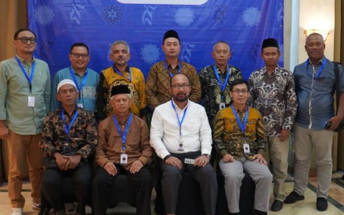 Prof. Syamsul Rijal Usul Ubah Kurikulum Filsafat Islam di PTKIN Guru Besar Filsafat Islam Fakultas Ushuluddin dan Filsafat UIN Ar-Raniry Banda Aceh, Prof. Dr. Syamsul Rijal (baju putih-tengah) pada Simposium Nasional Asosiasi Akidah Filsafat Islam (ASAFI) di Hotel Jayakarta Bandung. Foto: HO for Komparatif.ID.