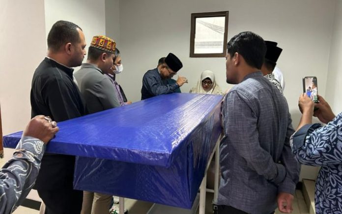 Pemerintah Aceh Fasilitasi Kepulangan Jenazah Tu Sop Dari Jakarta Pemerintah Aceh fasilitasi kepulangan jenazah Tu Sop dari Jakarta. Foto: HO for Komparatif.ID.