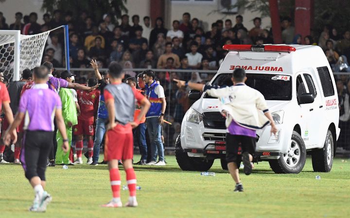 Wasit Eko Agus Sugiharto terkapar di lapangan usai disikut pemain Sulawesi Tengah (Sulteng) pada laga delapan besar PON XXI melawan Aceh di Stadion H. Dimurthala, Sabtu (14/9/2024) malam. Foto: Antara.