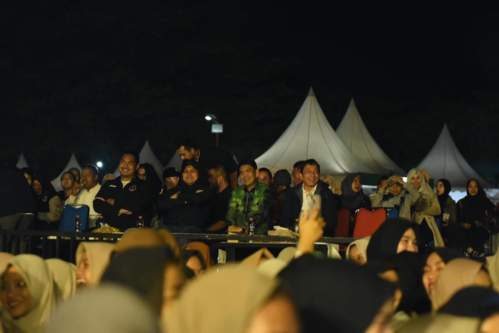 Menpora Berbaur Bersama Masyarakat Saat Penutupan Expo PON 2024 Menteri Pemuda dan Olahraga (Menpora) Dito Ariotedjo saat penutupan Expo PON 2024 pada Rabu (18/9/2024) malam di Lapangan Blang Padang, Banda Aceh. Foto: HO for Komparatif.ID.