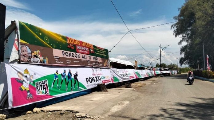 Pedagang kecil di depan Pendopo Bupati Pidie, di jalan tepi Pantai Pelangi, Kota Sigli