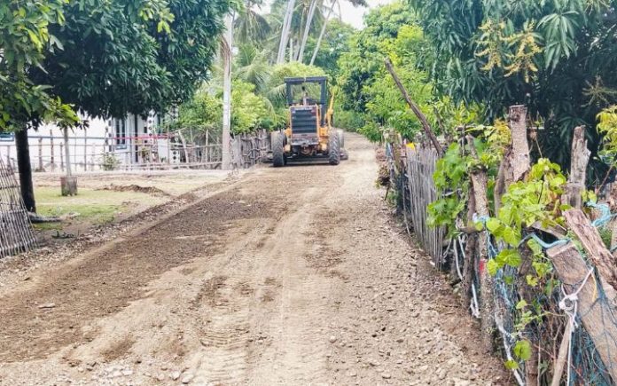 Warga Pertanyakan Proyek Jalan Tanpa Papan Informasi di Gampong Blang Proyek jalan di Gampong Blang, Kecamatan Muara Tiga, Kabupaten Pidie. Foto: Komparatif.ID/Harmadi.