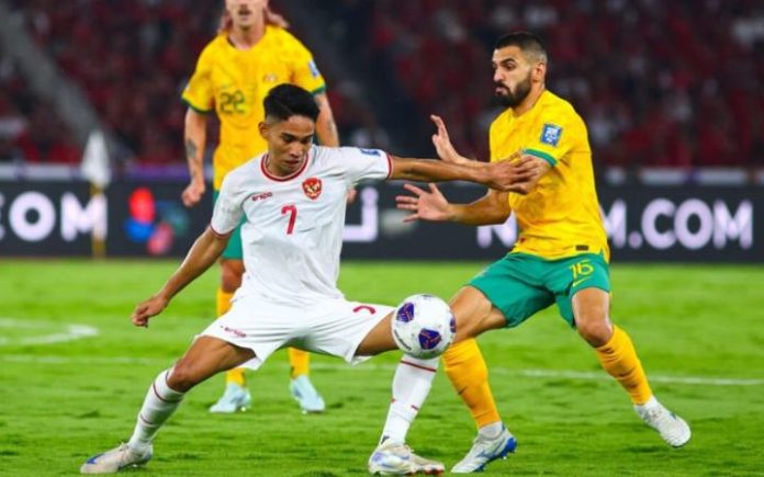 marselino (1) Paes Tampil Apik, Indonesia Tahan Imbang Australia di GBK Gelandang Indonesia Marselino Ferdinan saat berduel dengan pemain Australia pda laga kedua grup C ronde ketiga kualifikasi Piala Dunia 2026 zona Asia di Stadion Gelora Bung Karno, Jakarta, Selasa (10/9/2024) malam. Foto: AFC.
