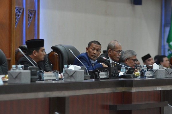 pansus-bank-aceh DPRA tunda Bustami tandatangani komitmen memperjuangkan MoU Helsinki, Kamis (12/9/2024). Foto: Ho for Komparatif.ID.