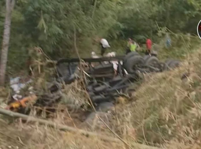 Truk pengangkut pupuk BL 8589 NH, Minggu (8/9/2024) jatuh ke jurang Seunapet, Lamtamot, Lembah Seulawah, Aceh Besar. Sopir truk tersebut meninggal dunia akibat terjepit kabin. Foto: Screenshoot video amatir.