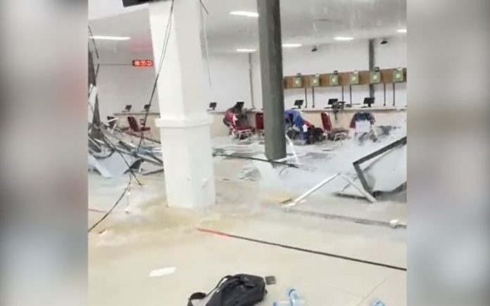 Talang Air Venue Menembak PON XXI Ambruk, Pertandingan Ditunda Talang air venue menembak PON XXI di Lapangan Tembak Rindam IM Mata Ie ambruk. Foto: Tangkapan layar.
