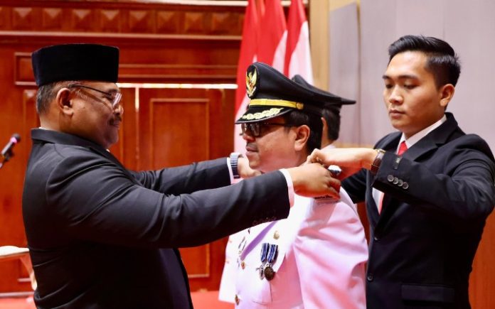 Azwardi Dilantik Sebagai Pj Bupati Aceh Barat Pj Gubernur Aceh Safrizal ZA saat melantik Azwardi sebagai Pj Bupati Aceh Barat. Foto: HO for Komparatif.ID.