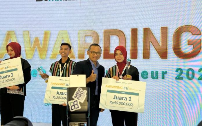 BSI Aceh (3) Aceh Muslimpreneur 2024, Gerak Nyata BSI Bangkitkan Wirausaha Muda Direktur Treasury & International Banking, Ari Rizaldi, saat menyerahkan penghargaan kepada Naia Zahrina, pemenang BSI Aceh Muslimpreneur 2024 kategori starter. Foto: Komparatif.ID/Fuad Saputra.