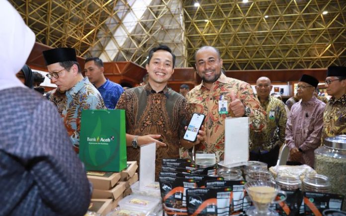 Bank Aceh (16) Plt Dirut BAS: CWLD Meningkatkan Kesejahteraan Masyarakat Mengoptimalkan Kesejahteraan Melalui Cash Waqf Linked Deposit Plt Dirut Bank Aceh Fadhil Ilyas (kanan) bersama Kepala OJK Aceh Daddi Peryoga saat sosialisasi pedoman produk perbankan syariah CWLD di Meuligoe Gubernur Aceh, Jumat (25/10/2024). Foto: HO for Komparatif.ID. Kepala OJK Bantah Sebut Plt Bank Aceh Fadhil Ilyas Tidak Sah