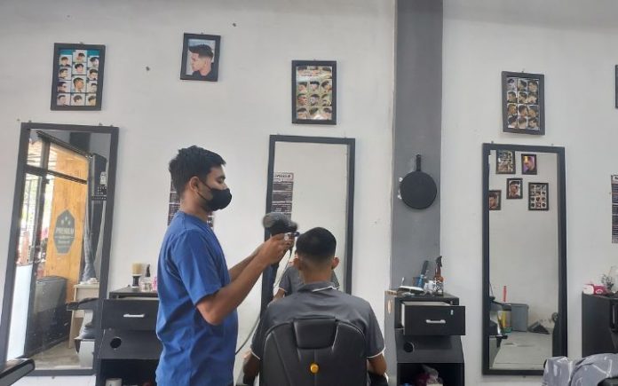 Barbershop Anak Muda Banda Aceh Pilih Barbershop Meski Lebih Mahal Dedi saat melayani pelanggan Barbershop di kawasan Lamnyong, Banda Aceh. Foto: Komparatif.ID/Rizki Aulia Ramadan.