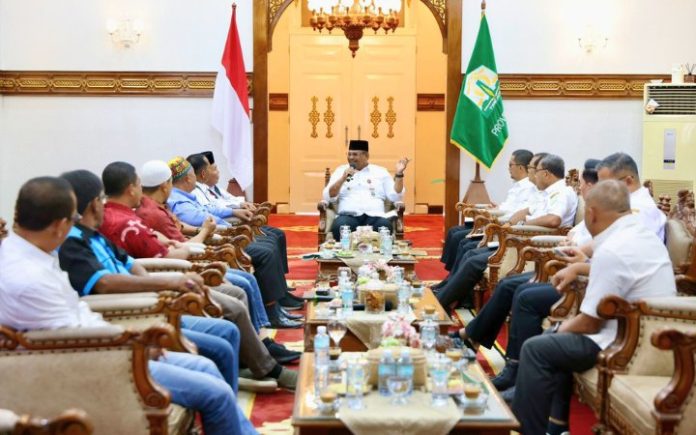 Buruh di Aceh Minta Upah 2025 Dinaikkan Pj Gubernur Aceh Safrizal ZA saat bertemu dengan perwakilan asosiasi buruh Aceh di Meuligoe Gubernur, Anjong Mon Mata, Banda Aceh, Rabu (30/11/2024). Foto: HO for Komparatif.ID.