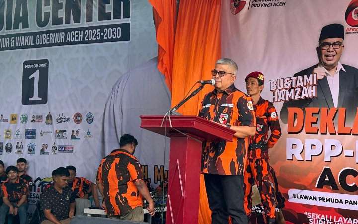 Calon Gubernur Aceh nomor urut 1 Bustami Hamzah pada pengukuhan RPP BUMI se-Aceh di RKB Pusat, Banda Aceh, Selasa (29/10/2024). Foto: Komparatif.ID/Fuad Saputra.