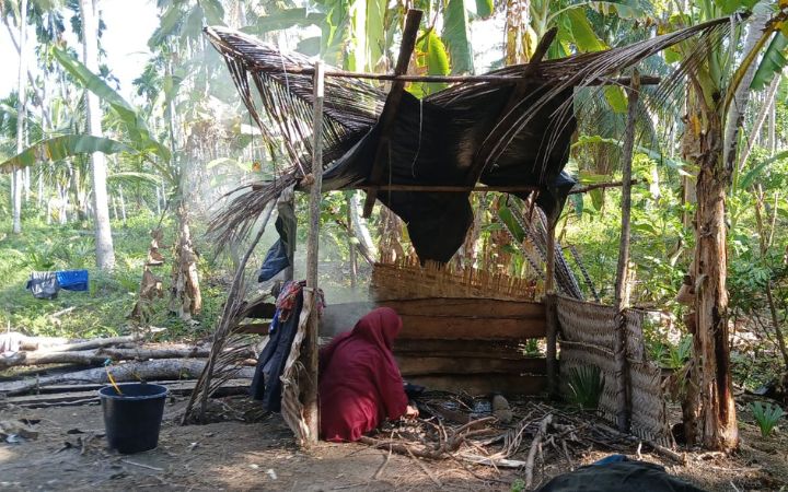 Akhirnya Gubuk Mahmudi Diterangi ListrikKondisi dapur yang digunakan sehari-hari. Foto: HO for Komparatif.ID.