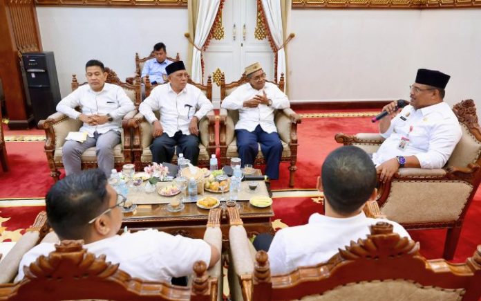 FKUB Aceh Aceh Bakal Gelar Silaturrahmi Nasional Forum Kerukunan Umat Beragama Pj Gubernur Aceh Safrizal ZA saat menerima audiensi FKUB Aceh di Meuligoe Gubernur, Anjong Mon Mata, Rabu (30/11/2024). Foto: HO for Komparatif.ID.