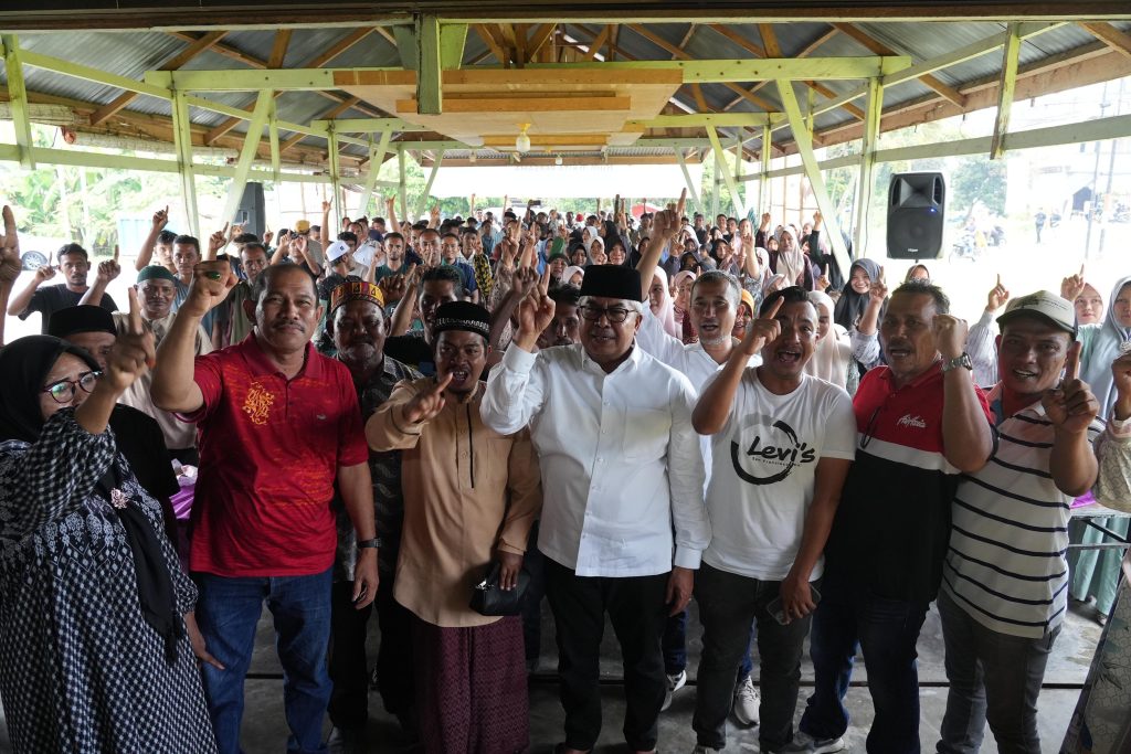 Bustami sampaikan komitmen lindungi petani Aceh saat bertemu ratusan warga Juli, Bireuen. Foto: HO for Komparatif.ID.