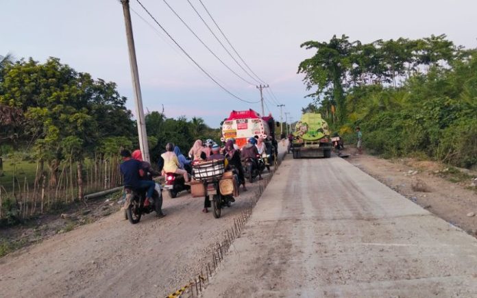 Jalan Beutong-Laweung Progres Lambat, Masyarakat Ragu Jalan Sp Beutong-Laweung Selesai Tepat Waktu Sisa kontrak pengerjaan sisa delapan hari, masyarakat ragu proyek pengecoran dan pengaspalan jalan Simpang Beutong-Laweung, Kecamatan Muara Tiga, selesai tepat waktu. Foto: Komparatif.ID/Harmadi.