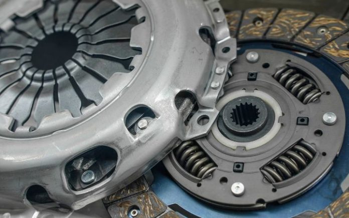 Kampas Clutch Dump Truk Mengapa Kampas Clutch Dump Truk Cepat Aus? Kampas clutch. Foto: Komparatif.ID.