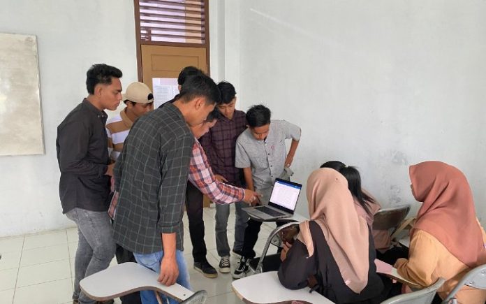 Mahasiswa Ilkom UBBG Ini Laptop Pilihan Mahasiswa Ilkom UBBG Mahasiswa Ilkom UBBG saat membandingkan performa laptop, Rabu (30/10/2024). Foto: Komparatif.ID/Zikril Hakim.