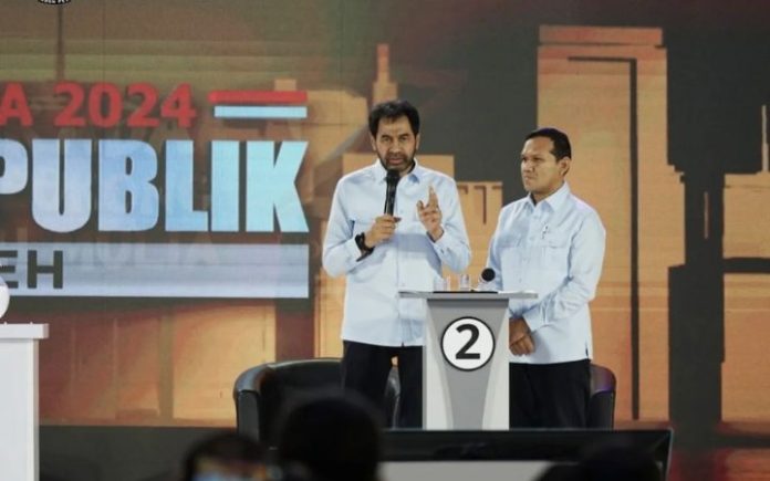 Mualem-Dek Fadh Bangun Sekolah Vokasi Untuk Atasi Pengangguran Lulusan Vokasi Langsung Diserap Industri Cagub-cawagub Aceh nomor urut 2 Muzakir Manaf-Fadhlullah pada debat publik pertama di Amel Convention Hall, Banda Aceh, Jumat (26/10/2024). Foto: KIP Aceh.