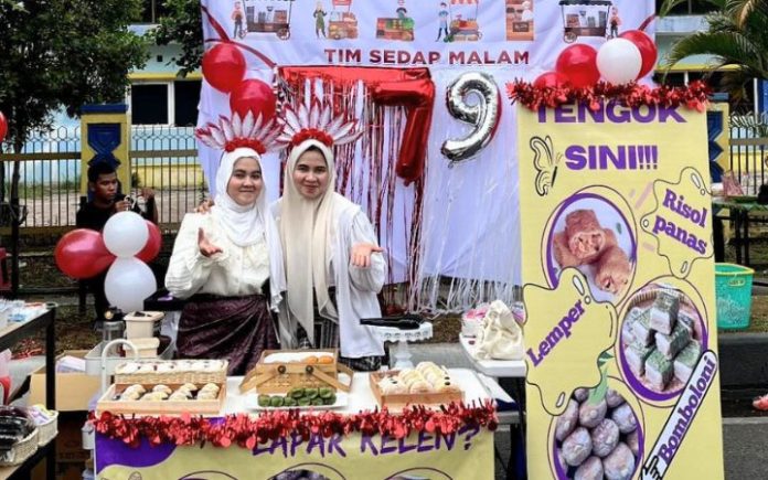 Nadhira Nadhira Raup Cuan di CFD Sambil Garap Skripsi Nadhira Fatwa (22), mahasiswa informatika USK saat menjajakan kue-kue basah buatannya di area CFD Banda Aceh. Foto: HO for Komparatif.ID.