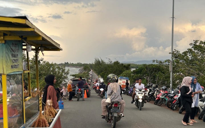 Pantai Ulee Lheue: Spot Kece Nikmati Senja Banda AcehSuasana sepanjang jalan Ulee Lheue-Gampong Jawa. Foto: Komparatif.ID/Rizki Aulia Ramadan.