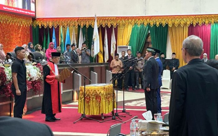 Pelantikan Ketua DPRA Zulfadhli, Yah Fud, & Salihin Resmi Dilantik Sebagai Pimpinan DPRA Zulfadhli (PA), Saifuddin Muhammad alias Yah Fud (NasDem), dan Salihin (PKB) resmi dilantik sebagai pimpinan DPRA periode 2024-2029. Foto: Komparatif.ID/Fuad Saputra.