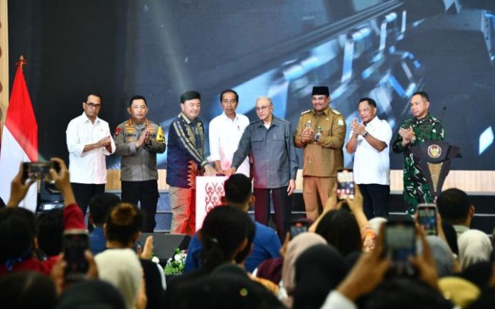 Peremian Gedung Amanah AMANAH Diproyeksi Jadi Creative Hub, Jokowi: Anak Muda Aceh Tidak Boleh Kalah Presiden Jokowi bersama beberapa pejabat pemerintah pusat dan daerah saat meresmikan pembangunan Gedung Amanah Youth Creative Hub di Kawasan Industri Aceh (KIA), Ladong, Aceh Besar pada Selasa (15/10/2024). Foto: Biro Komunikasi Publik PUPR.