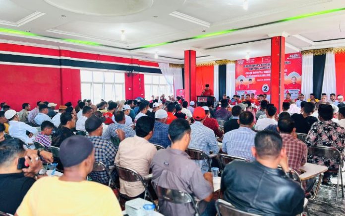 Sarjani-Al Zaizi Sarjani-Alzaizi Imbau Tim Pemenangan Kampanye Santun & Bermartabat Calon Bupati Pidie Sarjani Abdullah saat pengukuhan tim pemenangan yang berlangsung di Kantor Partai Aceh Kabupaten Pidie, Sigli, Selasa (29/10/2024). Foto: Komparatif.ID/Harmadi.