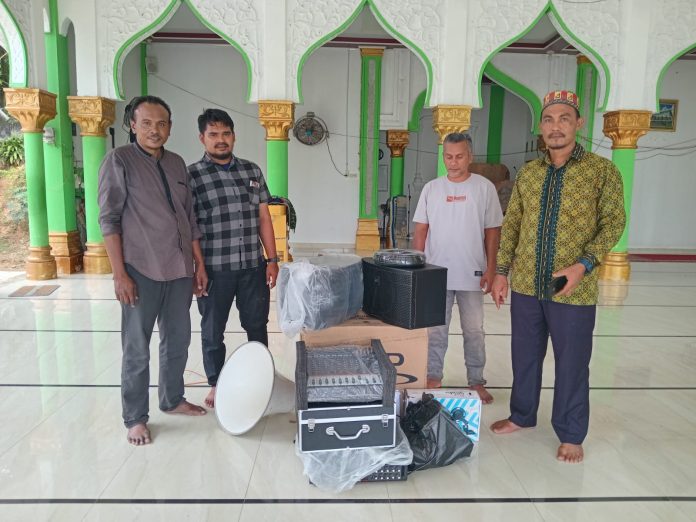 bantuan sound system untuk masjid Pekerja Yayasan Sultan Brunei Sumbang Pengeras Suara untuk Masjid di Bireuen