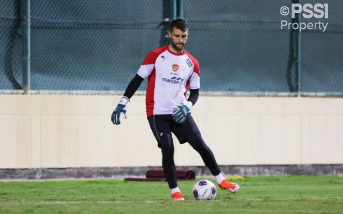 Maarten Paes Diragukan Tampil Hadapi Bahrain Maarten Paes saat latihan jelang laga menghadapi Bahrain pada Kamis (10/10/2024) nanti malam. Foto: PSSI.