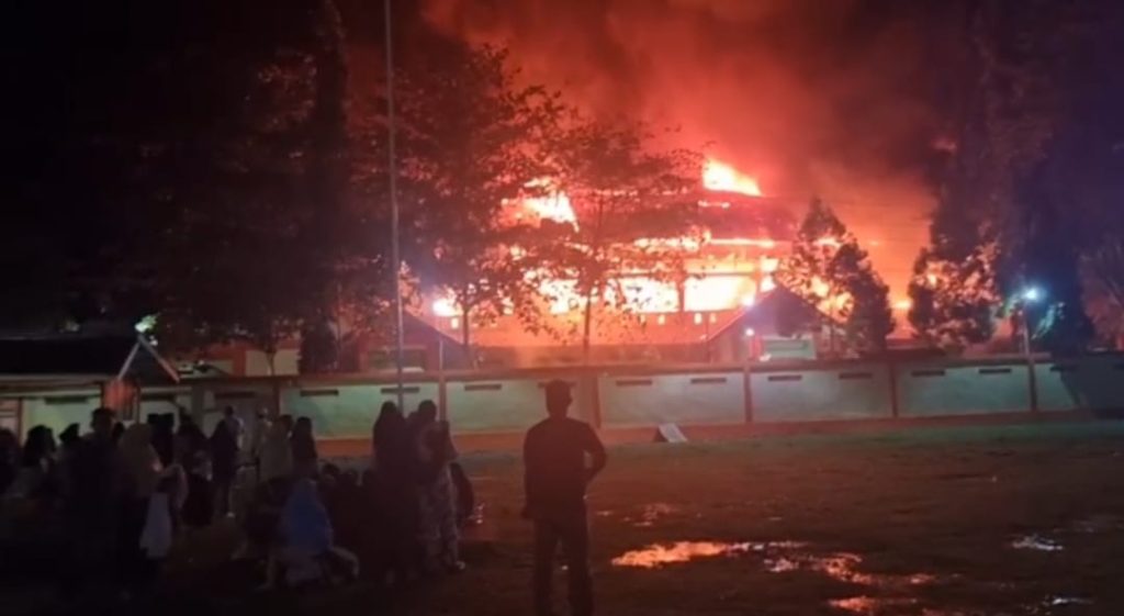Dayah Babul Maghfirah dilaporkan terbakar pada Sabtu (30/11/2024) pukul 20.30 WIB. Foto: HO for Komparatif.ID