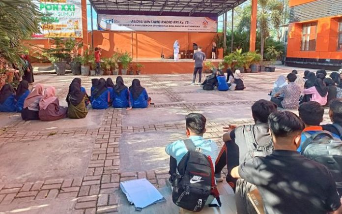 Kamis Penuh Kreasi, Cara UBBG Wadahi Kreativitas Mahasiswa Universitas Bina Bangsa Getsempena (UBBG) rutin menggelar ajang mingguan Kamis Penuh Kreasi (KPK) untuk mewadahi keterampilan mahasiswa. Foto: Komparatif.ID/Zikril Hakim.